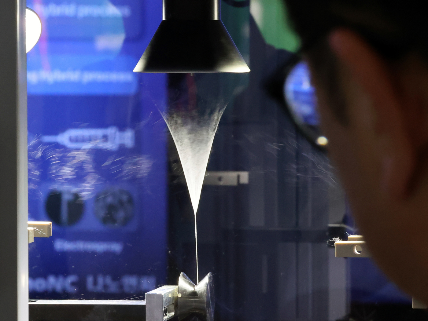 (고양=뉴스1) 황기선 기자 = 2일 경기도 고양시 일산서구 킨텍스에서 열린 '나노코리아 2025'에서 관람객들이 부스를 살펴보고 있다.올해로 23회를 맞는 나노코리아는 미국 테크 …