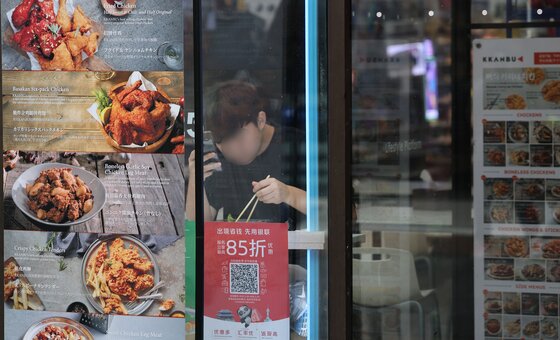 본문 이미지 - 서울 중구 명동거리의 편의점에서 한 남성이 점심 도시락을 먹고 있다.2025.7.2/뉴스1 ⓒ News1 오대일 기자