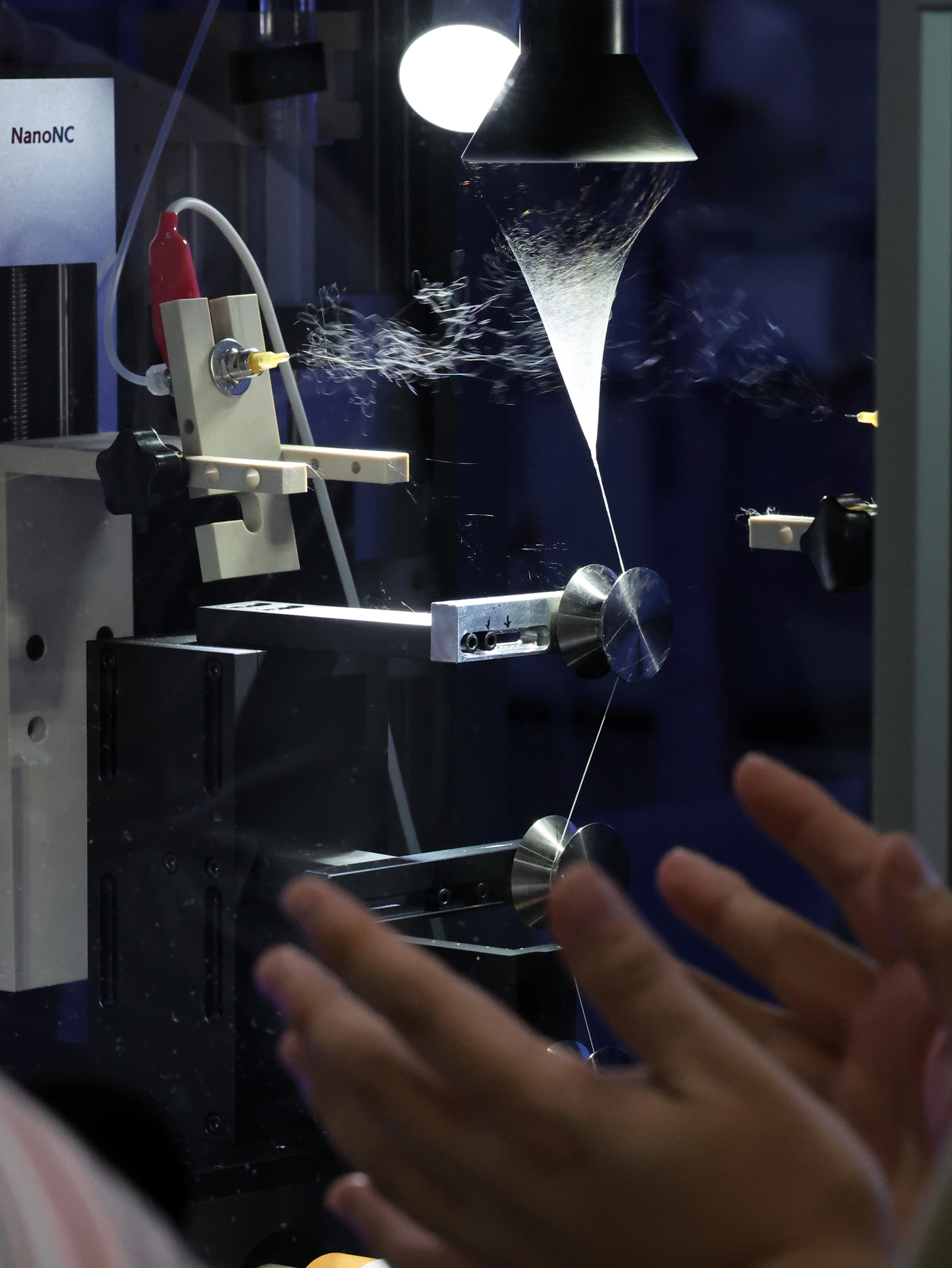 (고양=뉴스1) 황기선 기자 = 2일 경기도 고양시 일산서구 킨텍스에서 열린 '나노코리아 2025'에서 관람객들이 부스를 살펴보고 있다.올해로 23회를 맞는 나노코리아는 미국 테크 …