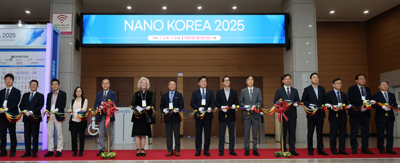 (고양=뉴스1) 황기선 기자 = 유상임 과학기술정보통신부 장관이 2일 경기도 고양시 일산서구 킨텍스에서 열린 '나노코리아 2025'에서 내·외빈들과 함께 개막을 알리는 테이프 커팅 …