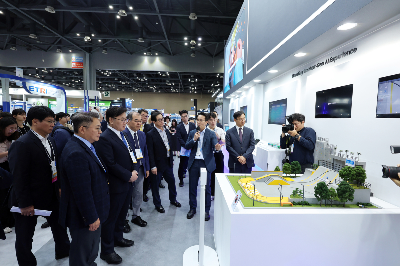 (고양=뉴스1) 황기선 기자 = 유상임 과학기술정보통신부 장관이 2일 경기도 고양시 일산서구 킨텍스에서 열린 '나노코리아 2025'에서 내·외빈들과 함께 삼성 부스를 둘러보고 있다 …