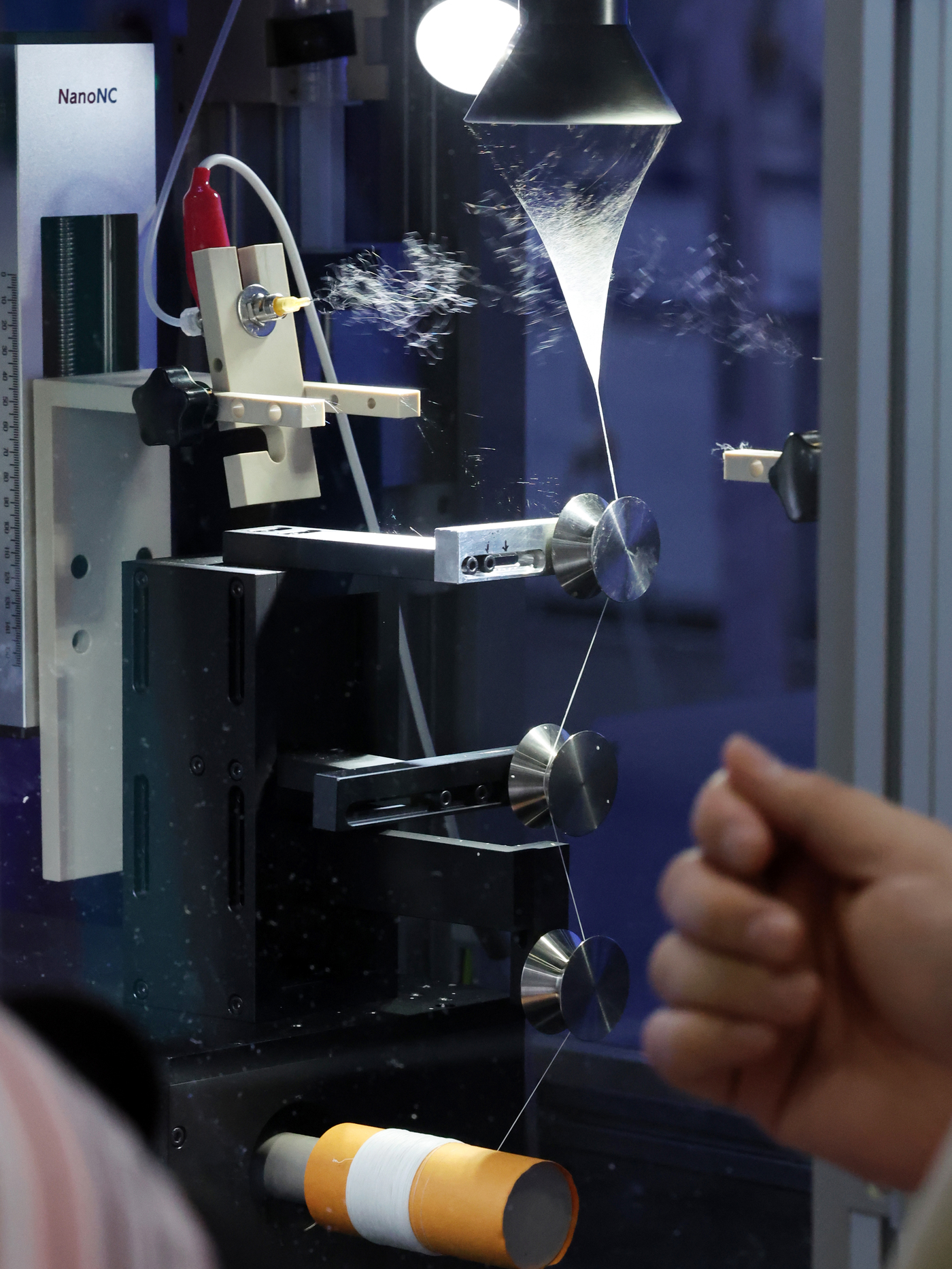 (고양=뉴스1) 황기선 기자 = 2일 경기도 고양시 일산서구 킨텍스에서 열린 '나노코리아 2025'에서 관람객들이 부스를 살펴보고 있다.올해로 23회를 맞는 나노코리아는 미국 테크 …