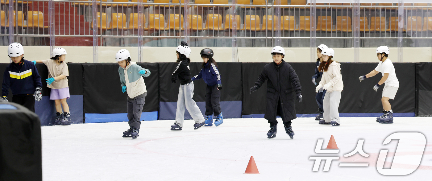 (전주=뉴스1) 유경석 기자 = 연일 폭염이 기승을 부리고 있는 2일 전북 전주시 화산체육관 빙상경기장을 찾은 어린이들이 스케이트를 타며 더위를 식히고 있다. 2025.7.2/뉴스 …
