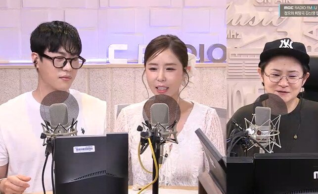 본문 이미지 - 가수 신지, 문원 / MBC 라디오 정오의 희망곡 보이는 라디오 캡처