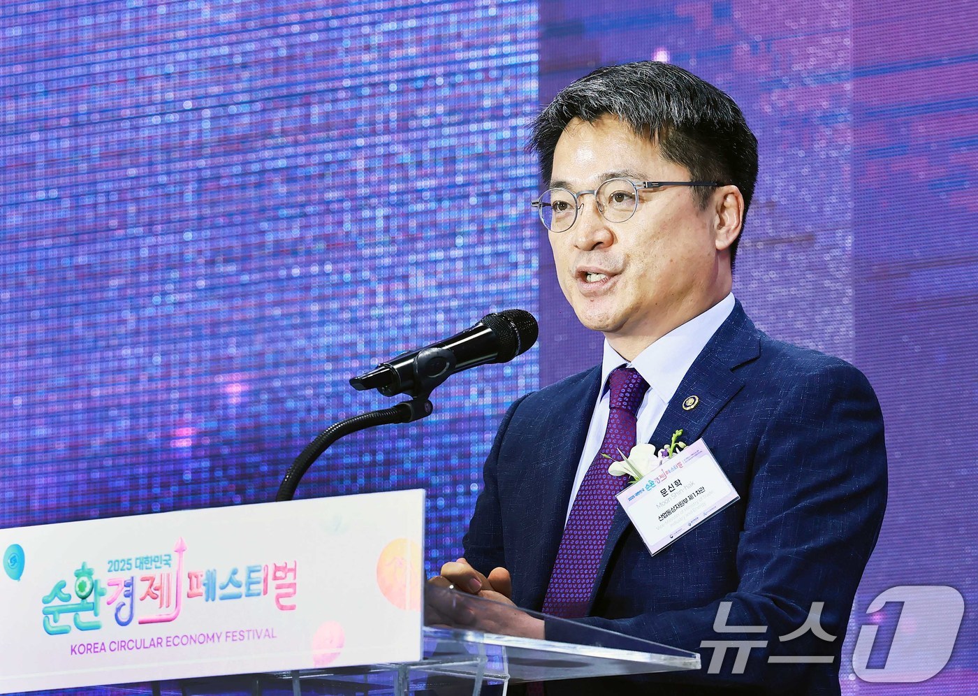 (서울=뉴스1) = 문신학 산업통상자원부 1차관이 2일 서울 강서구 코엑스 마곡에서 열린 '2025 대한민국 순환경제 페스티벌 개막식'에 참석해 발언하고 있다. (산업통상자원부 제 …