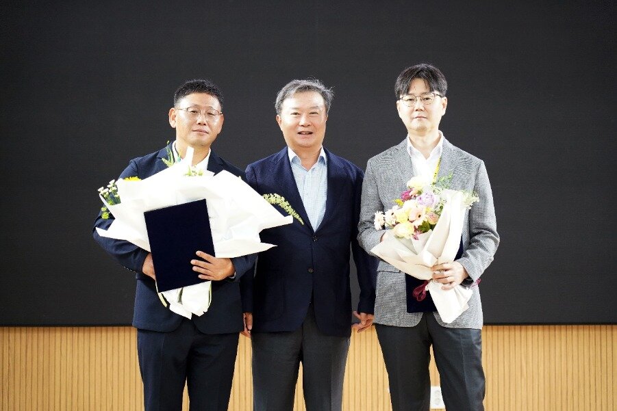 본문 이미지 - 이동채 에코프로 창업주가 EP로 선정된 에코프로비엠 특허팀장 조병일 이사(오른쪽), 에코프로이엠 설비기술팀장 김민수 이사와 기념 사진을 촬영하는 모습. (에코프로 제공)