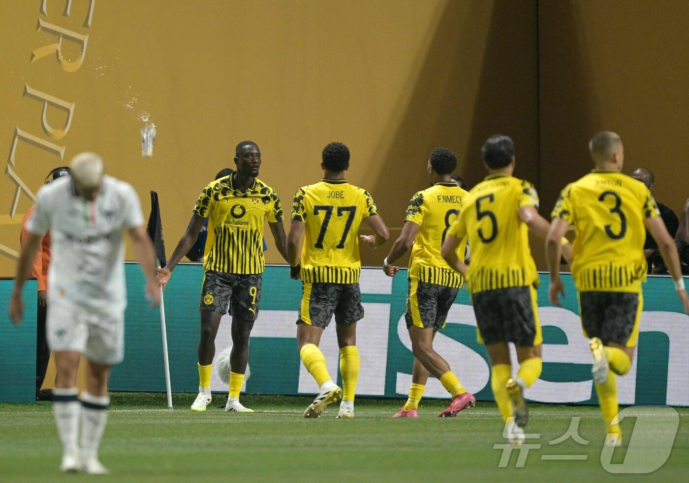 본문 이미지 - 클럽 월드컵 16강전에서 멀티골을 넣은 도르트문트의 세루 기라시(맨왼쪽 노란색 유니폼) ⓒ AFP=뉴스1