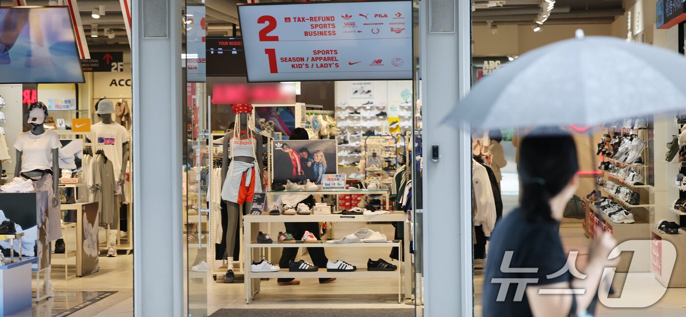 본문 이미지 - 서울 중구 명동거리의 한 점포. 2025.7.2/뉴스1 ⓒ News1 오대일 기자