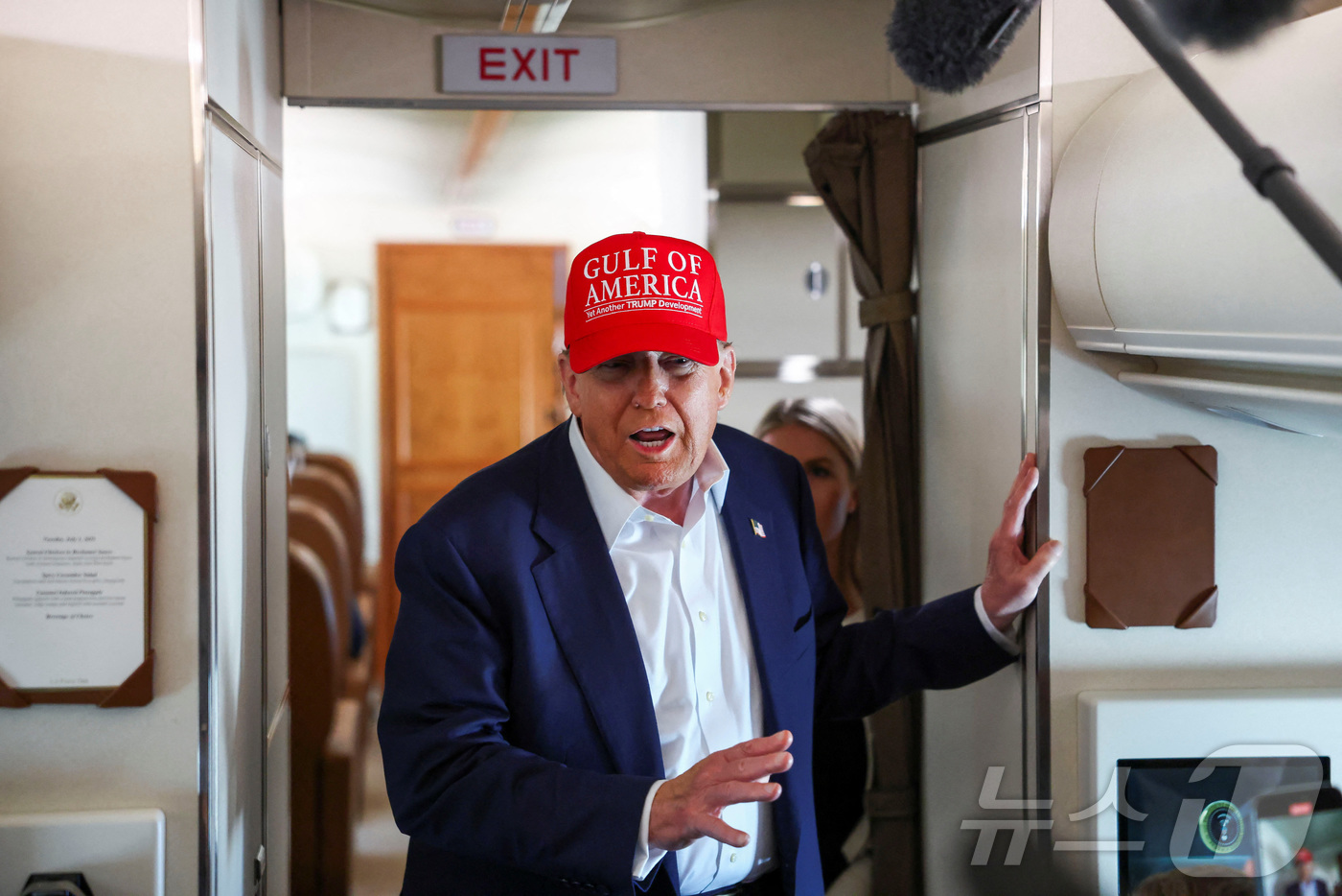 (로이터=뉴스1) 윤다정 기자 = 도널드 트럼프 미국 대통령이 1일(현지 시간) 미국 플로리다주 오초피에 설치된 임시 이민자 수용소를 둘러본 뒤 메릴랜드주 앤드류스 합동 기지로 향 …