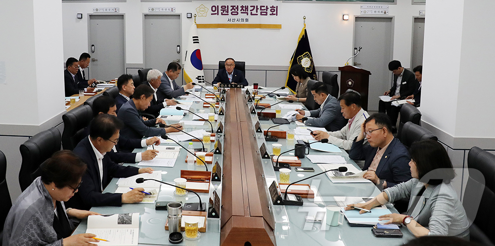 (서산 =뉴스1) 이동원 기자 = 서산시의회(의장 조동식)는 2일 서산시의회 의원사무실에서 7월 의원 정책간담회를 개최했다. 이날 정책간담회에서는 집행부 설명자료 8건, 의원 협의 …