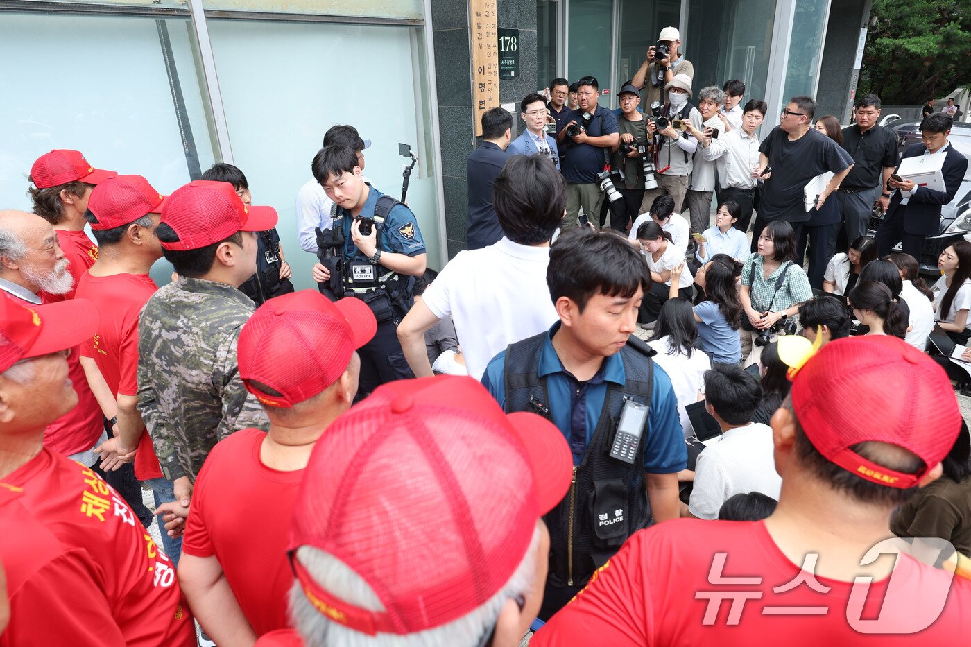 본문 이미지 - 채수근 해병 순직 사건 관련 구명 로비 의혹을 받는 임성근 전 해병대 1사단장이 2일 오후 서울 서초구 서초중앙로 순직해병 특별검사팀으로 소환 조사에 출석하며 입장을 밝히고 있다. &#40;공동취재&#41; 2025.7.2/뉴스1 ⓒ News1 박정호 기자