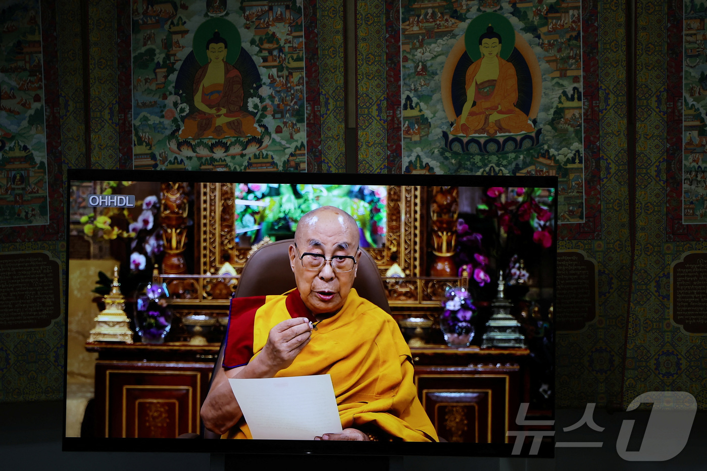 (다람살라 로이터=뉴스1) 김지완 기자 = 2일(현지시간) 인도 히말라야 산악지역 다람살라에서 열린 고위급 티베트 불교 종교회의에서 티베트의 정신적 지도자인 달라이 라마가 영상으로 …
