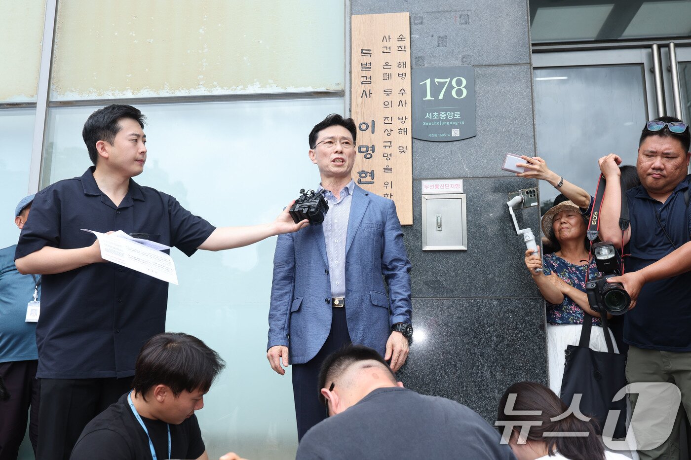본문 이미지 - 채수근 해병 순직 사건 관련 구명 로비 의혹을 받는 임성근 전 해병대 1사단장이 2일 오후 서울 서초구 서초중앙로 순직해병 특별검사팀으로 소환 조사에 출석하며 입장을 밝히고 있다. &#40;공동취재&#41; 2025.7.2/뉴스1 ⓒ News1 박정호 기자