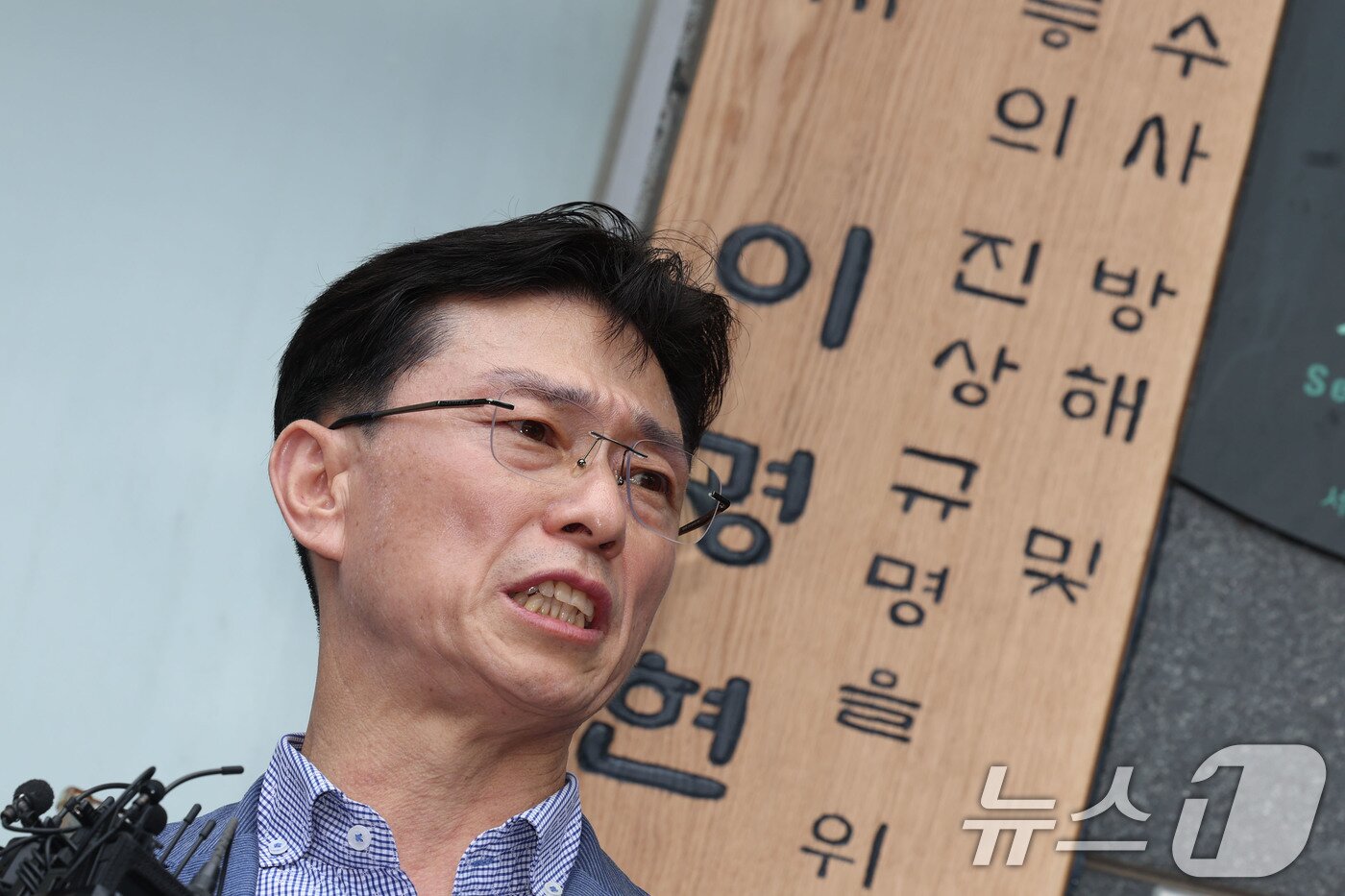 본문 이미지 - 채수근 해병 순직 사건 관련 구명 로비 의혹을 받는 임성근 전 해병대 1사단장이 지난 2일 오후 서울 서초구 서초중앙로 순직해병 특별검사팀으로 소환 조사에 출석하며 입장을 밝히고 있다. &#40;공동취재&#41; 2025.7.2/뉴스1 ⓒ News1 박정호 기자