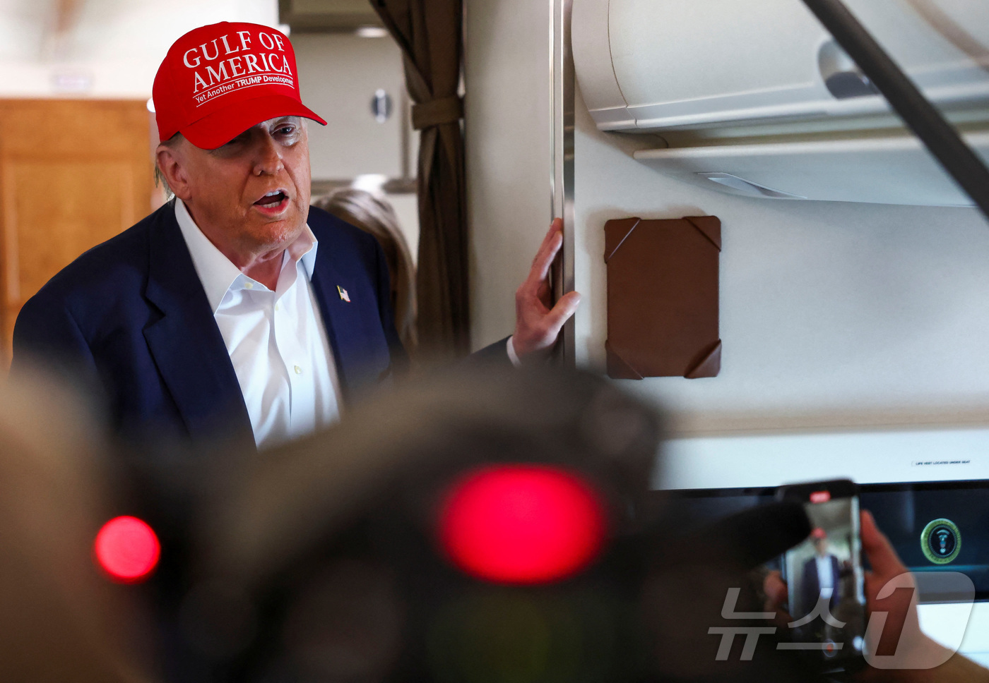 (로이터=뉴스1) 김지완 기자 = 1일(현지시간) 도널드 트럼프 미국 대통령이 플로리다에서 메릴랜드주 앤드루스 합동기지로 가는 대통령 전용기인 에어포스원에서 기자들 질문에 답하고 …
