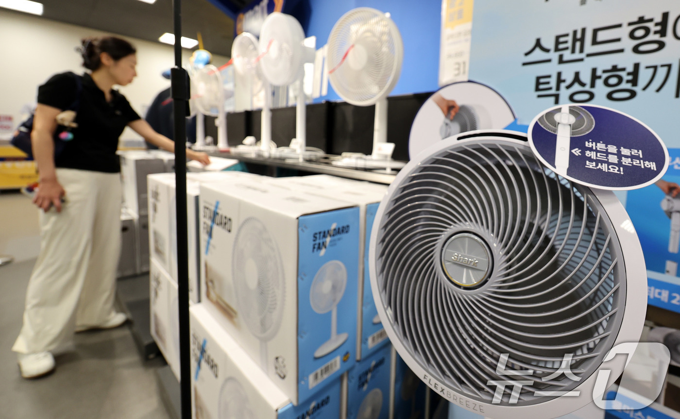 (서울=뉴스1) 박지혜 기자 = 기록적인 무더위에 선풍기, 냉풍기 등 냉방 가전 수요가 급증하고 있다. 2일 서울의 한 대형마트를 찾은 시민들이 선풍기를 둘러보고 있다.  2025 …