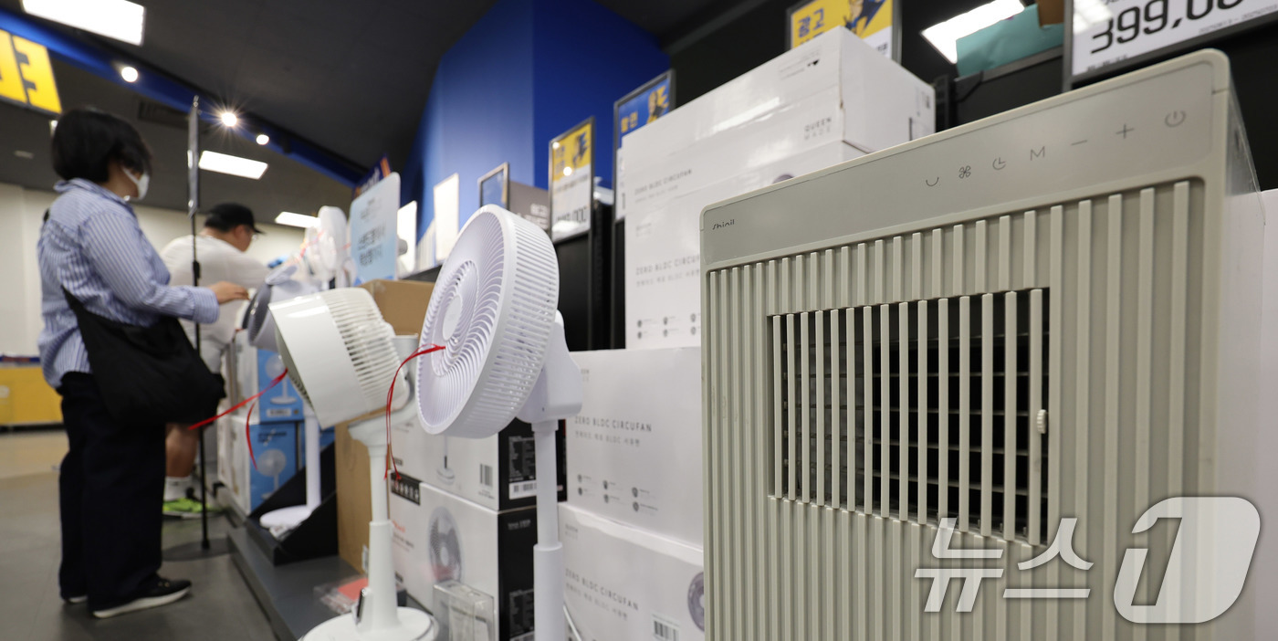 (서울=뉴스1) 박지혜 기자 = 기록적인 무더위에 선풍기, 냉풍기 등 냉방 기기 수요가 급증하고 있다. 2일 서울의 한 대형마트를 찾은 시민들이 선풍기를 둘러보고 있다.  2025 …