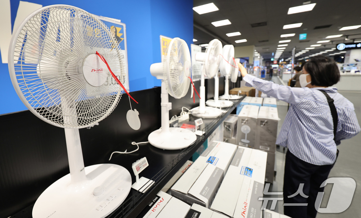 (서울=뉴스1) 박지혜 기자 = 기록적인 무더위에 선풍기, 냉풍기 등 냉방 가전 수요가 급증하고 있다. 2일 서울의 한 대형마트를 찾은 시민들이 선풍기를 둘러보고 있다.  2025 …