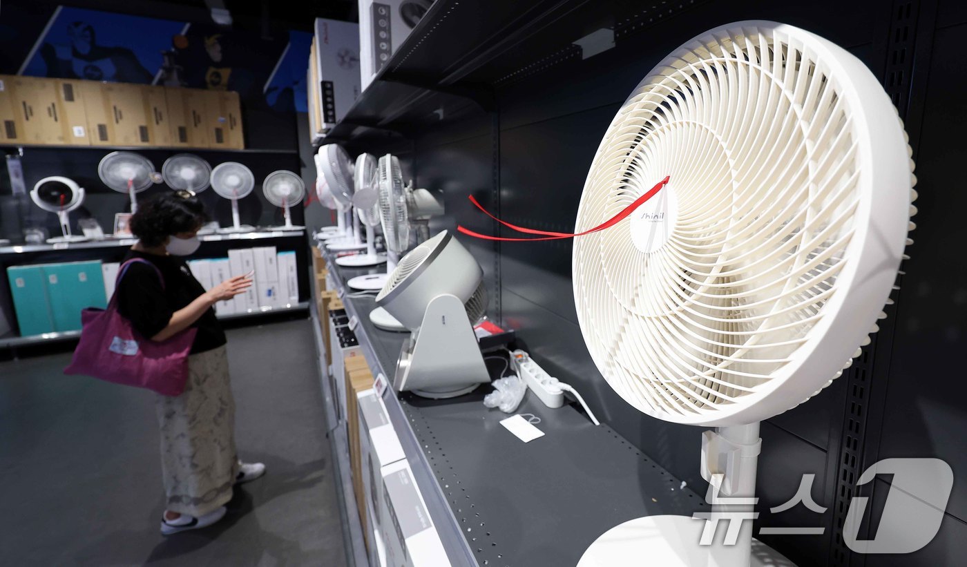(서울=뉴스1) 박지혜 기자 = 기록적인 무더위에 선풍기, 냉풍기 등 냉방 가전 수요가 급증하고 있다. 2일 서울의 한 대형마트를 찾은 한 시민이 선풍기를 둘러보고 있다.  202 …