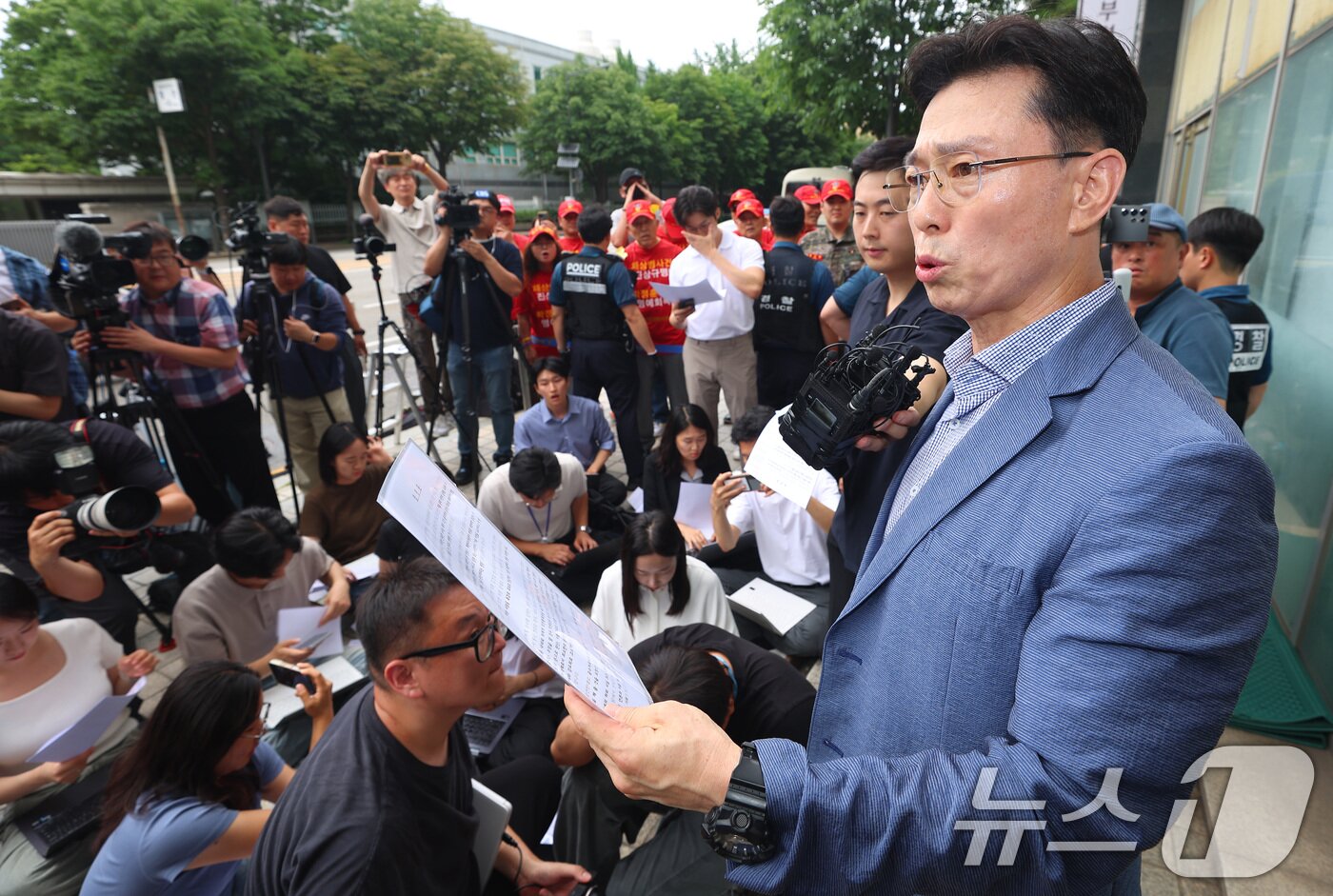 본문 이미지 - 채수근 해병 순직 사건 관련 구명 로비 의혹을 받는 임성근 전 해병대 1사단장이 2일 오후 서울 서초구 서초중앙로 순직해병 특별검사팀으로 소환 조사에 출석하며 입장을 밝히고 있다. &#40;공동취재&#41; 2025.7.2/뉴스1 ⓒ News1 박정호 기자