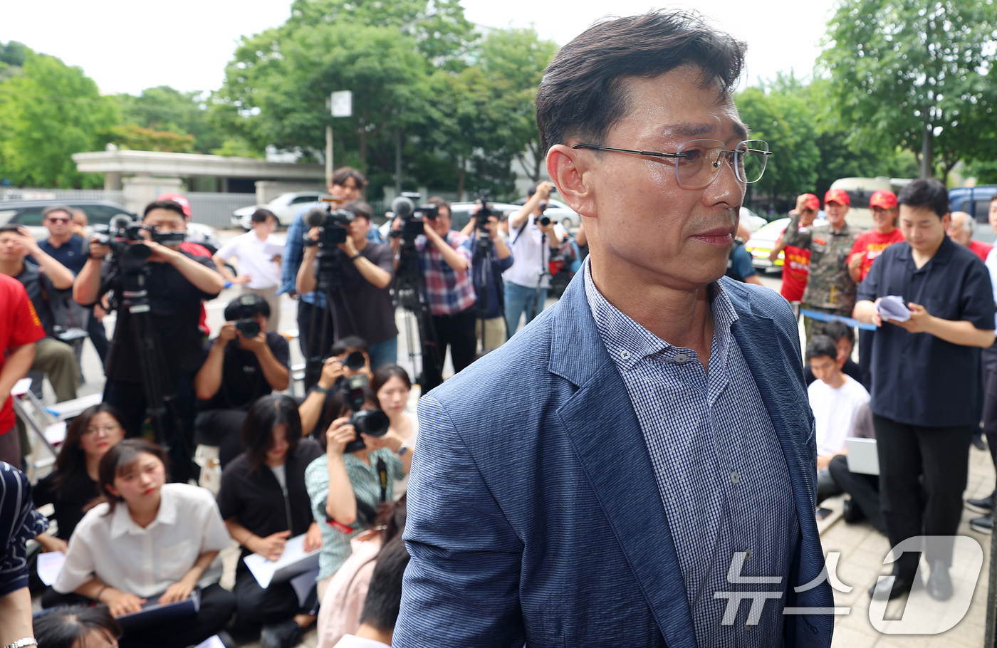 (서울=뉴스1) 박정호 기자 = 채수근 해병 순직 사건 관련 구명 로비 의혹을 받는 임성근 전 해병대 1사단장이 2일 오후 서울 서초구 서초중앙로 순직해병 특별검사팀으로 소환 조사 …