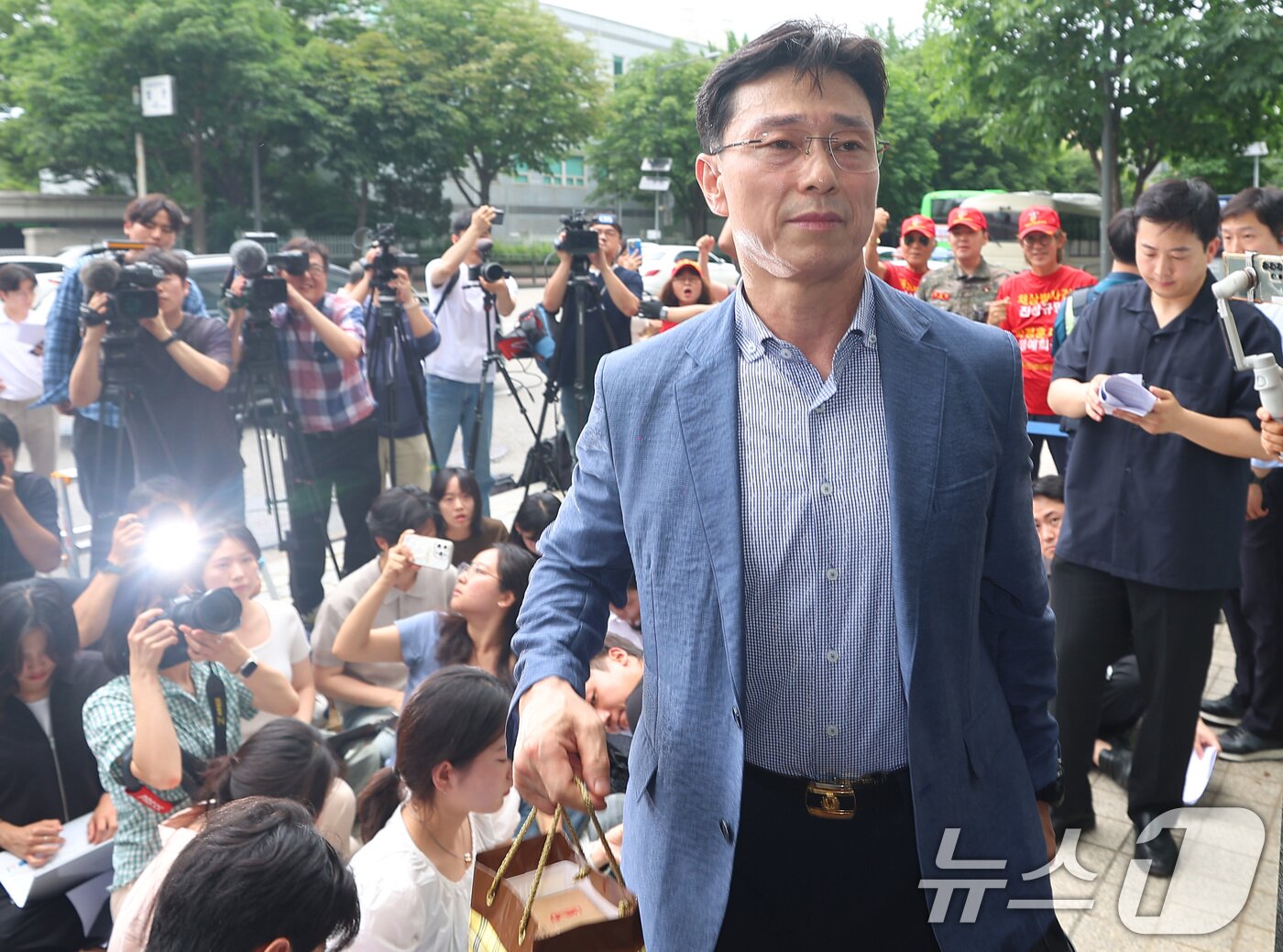 본문 이미지 - 채수근 해병 순직 사건 관련 구명 로비 의혹을 받는 임성근 전 해병대 1사단장이 2일 오후 서울 서초구 서초중앙로 순직해병 특별검사팀으로 소환 조사에 출석하고 있다. &#40;공동취재&#41; 2025.7.2/뉴스1 ⓒ News1 박정호 기자