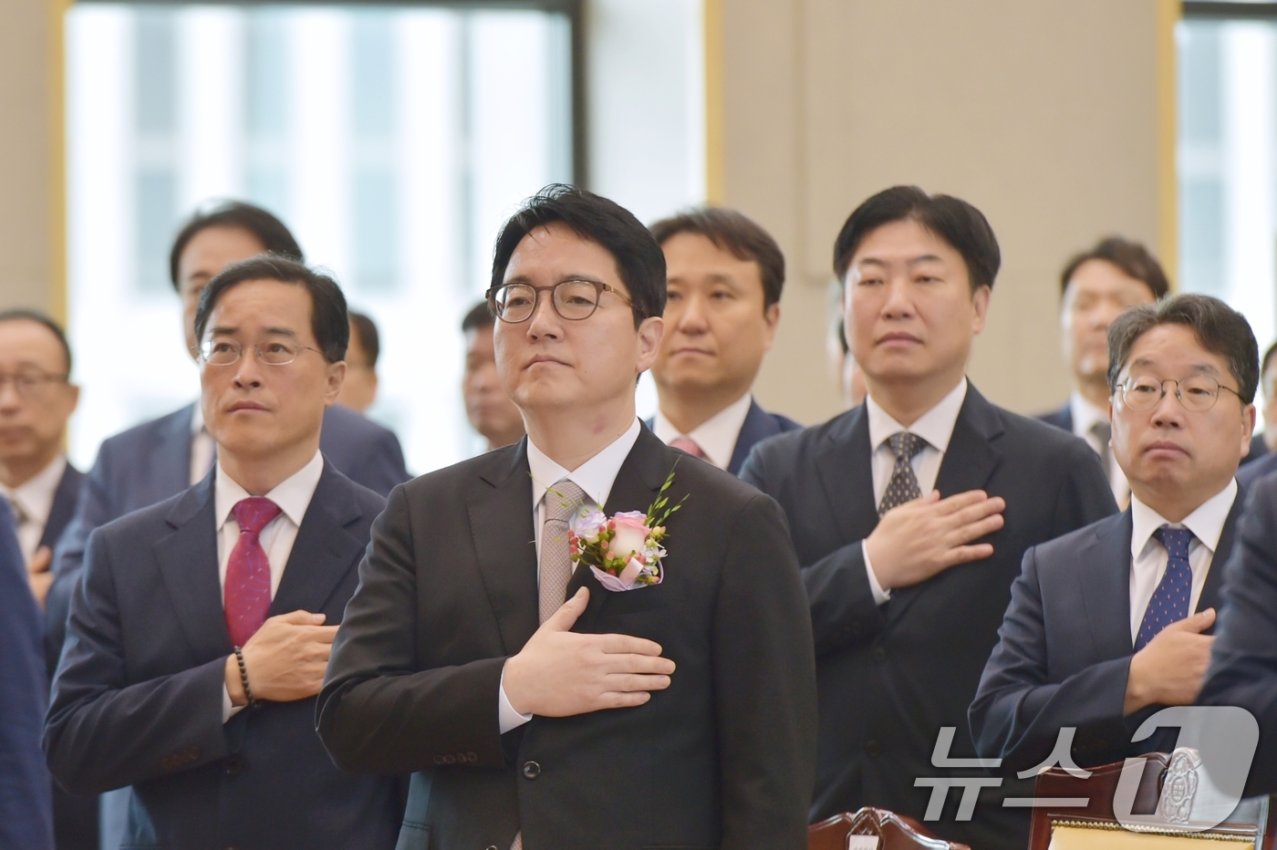 (서울=뉴스1) = 심우정 검찰총장이 2일 서울 서초구 대검찰청에서 열린 퇴임식에서 국민의례를 하고 있다. (대검찰청 제공. 재판매 및 DB 금지) 2025.7.2/뉴스1