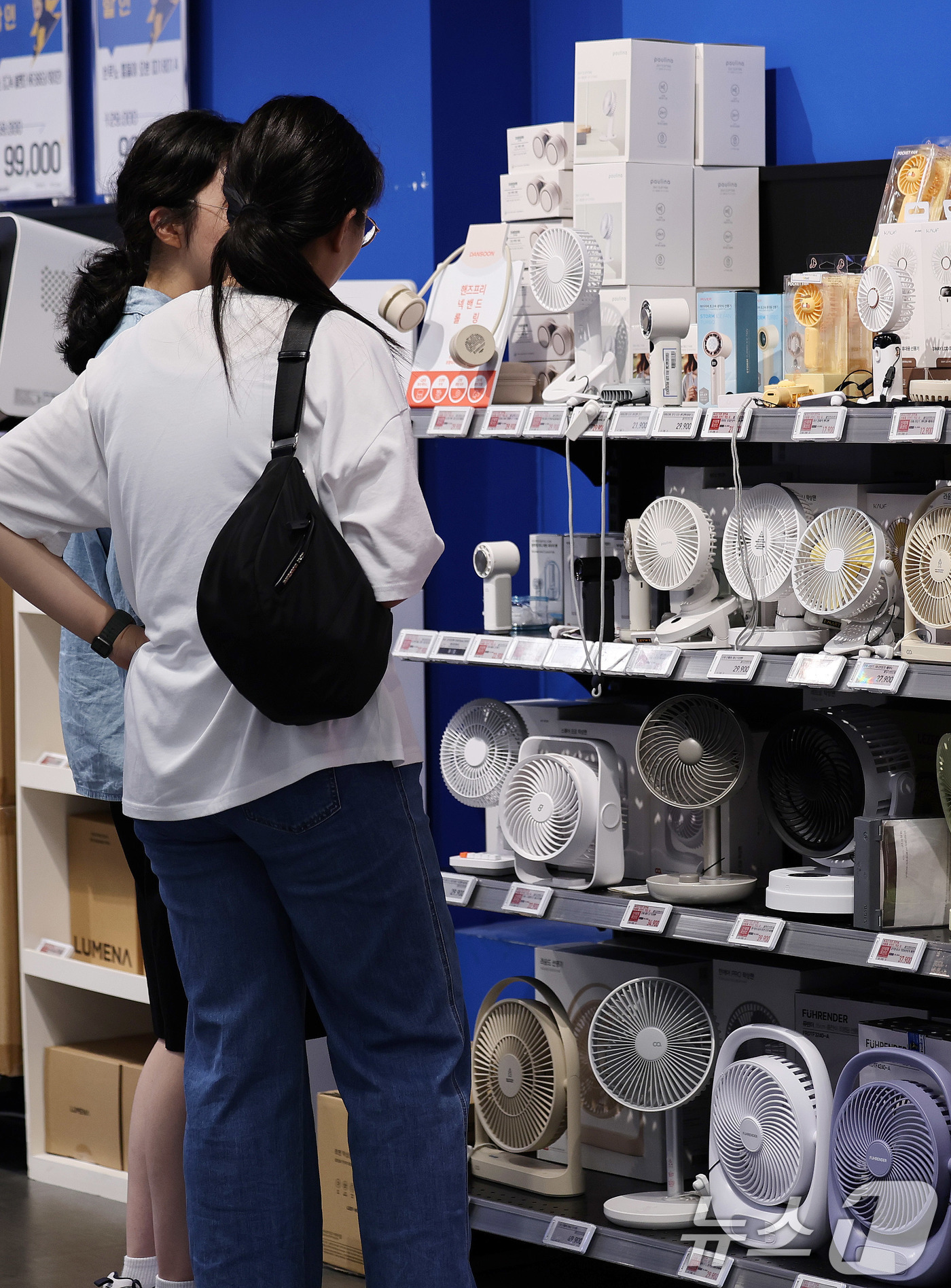 (서울=뉴스1) 박지혜 기자 = 기록적인 무더위에 선풍기, 냉풍기 등 냉방 가전 수요가 급증하고 있다. 2일 서울의 한 대형마트를 찾은 시민들이 휴대용 선풍기를 둘러보고 있다. 2 …