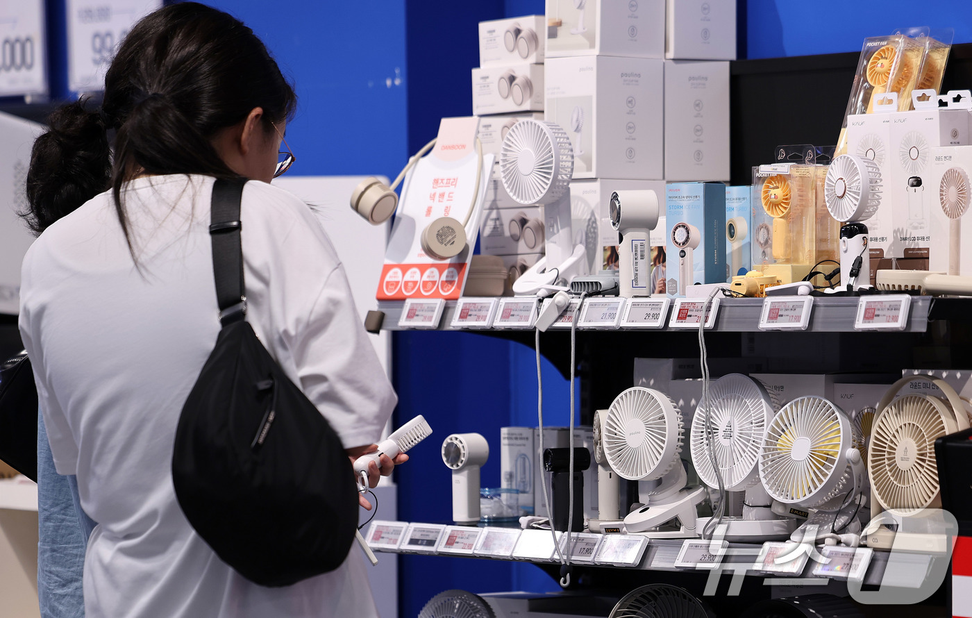 (서울=뉴스1) 박지혜 기자 = 기록적인 무더위에 선풍기, 냉풍기 등 냉방 가전 수요가 급증하고 있다. 2일 서울의 한 대형마트를 찾은 시민들이 휴대용 선풍기를 둘러보고 있다. 2 …