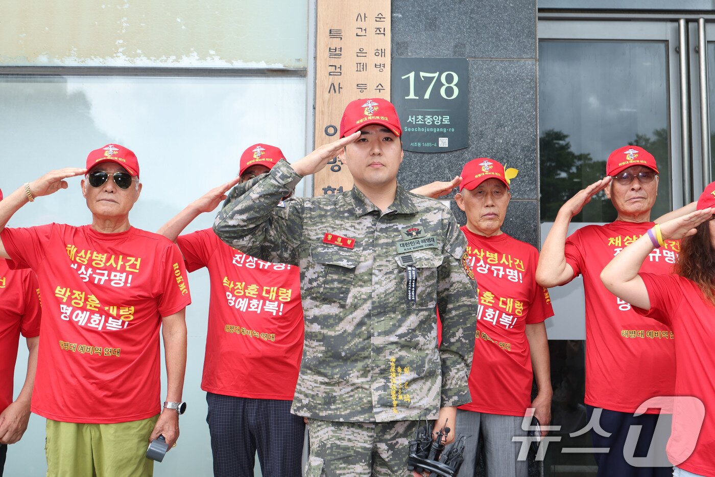 본문 이미지 - 정원철 해병대 예비역연대 회장을 비롯한 회원들이 2일 서울 서초구 서초동에 마련된 순직해병 특검 사무실 앞에서 가진 사건 엄정수사 및 책임자 처벌 촉구 기자회견에서 거수경례를 하고 있다. &#40;공동취재&#41; 2025.7.2/뉴스1 ⓒ News1 박정호 기자
