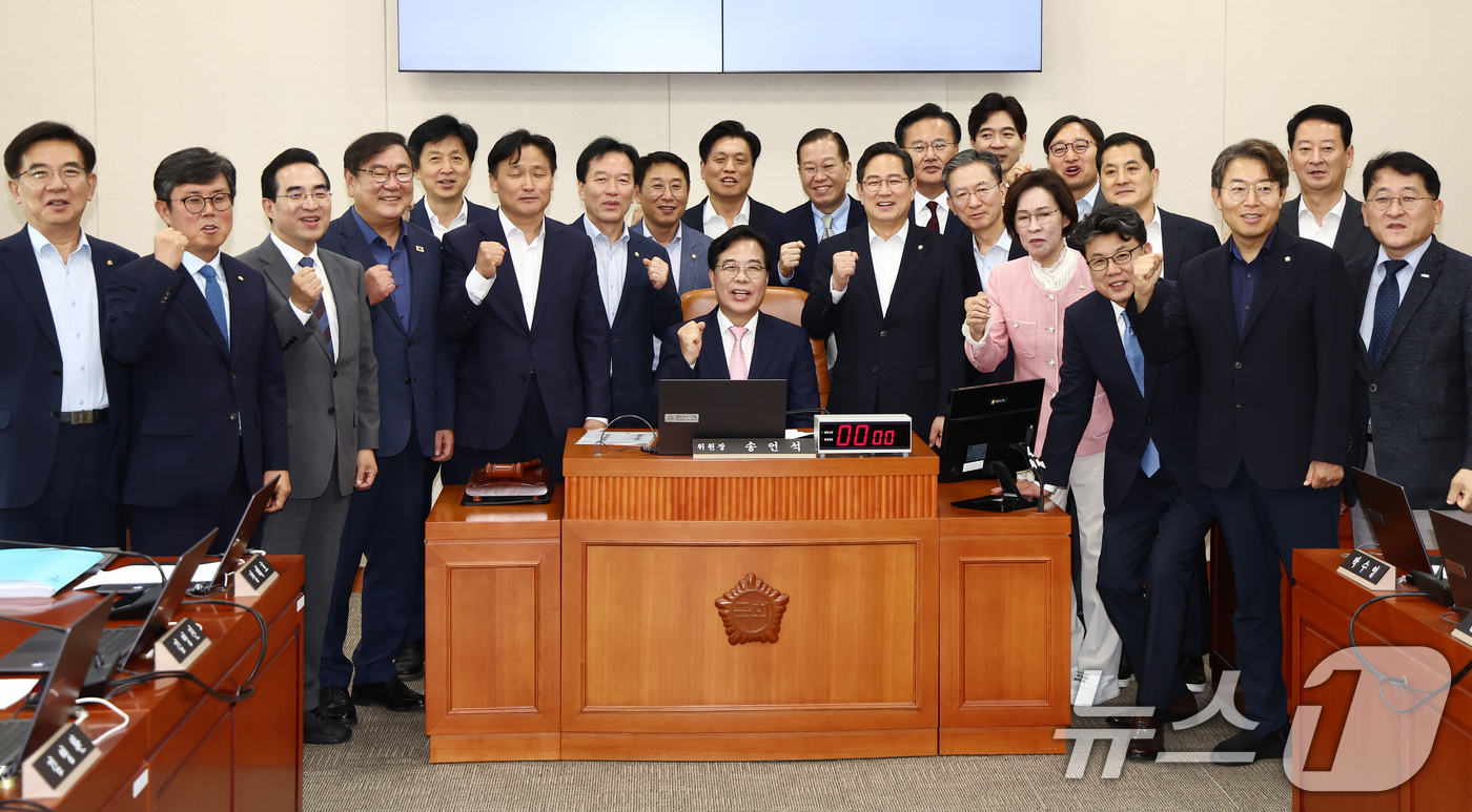 (서울=뉴스1) 김민지 기자 = 송언석 국회 기획재정위원장을 비롯한 여야 위원들이 2일 서울 여의도 국회에서 기획재정위원회 전체회의를 마치고 함께 기념촬영을 하고 있다. 2025. …