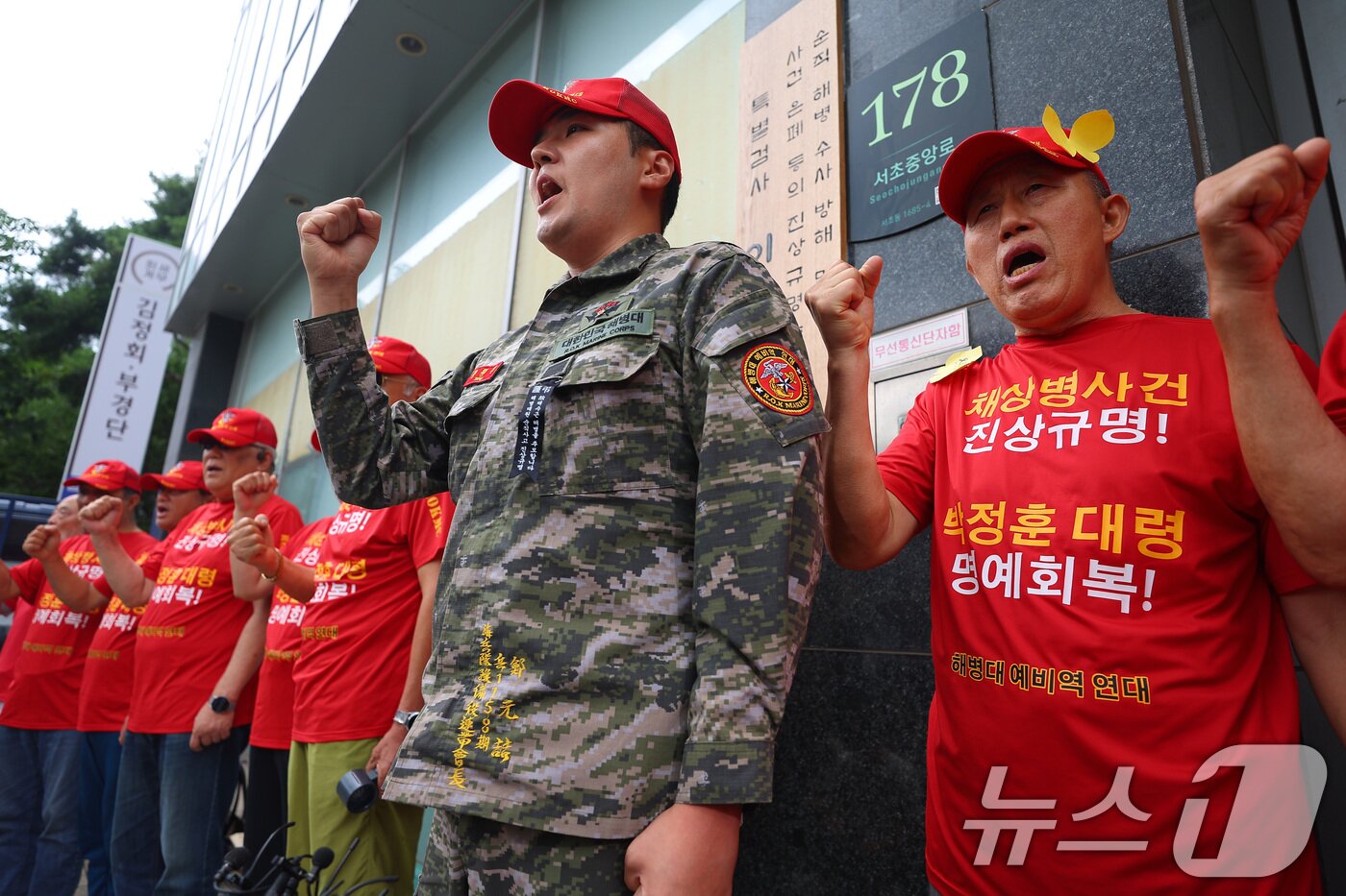 본문 이미지 - 정원철 해병대 예비역연대 회장과 회원들이 2일 서울 서초구 서초동에 마련된 순직해병 특검 사무실 앞에서 가진 사건 엄정수사 및 책임자 처벌 촉구 기자회견에서 군가를 부르고 있다. &#40;공동취재&#41; 2025.7.2/뉴스1 ⓒ News1 박정호 기자