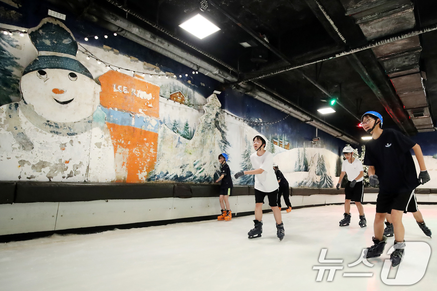 (대구=뉴스1) 공정식 기자 = 전국 대부분 지역에 폭염 특보가 발효된 2일 오후 대구 달서구 테마파크 이월드 83타워 아이스링크를 찾은 청소년들이 무더위를 피해 스케이트를 즐기고 …