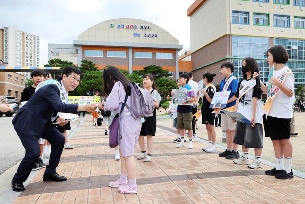 본문 이미지 - 학생 주도 여름철 교통·물놀이 안전 캠페인.(충북교육청 제공. 재판매 및 DB금지)/뉴스1 2025.7.2/뉴스1