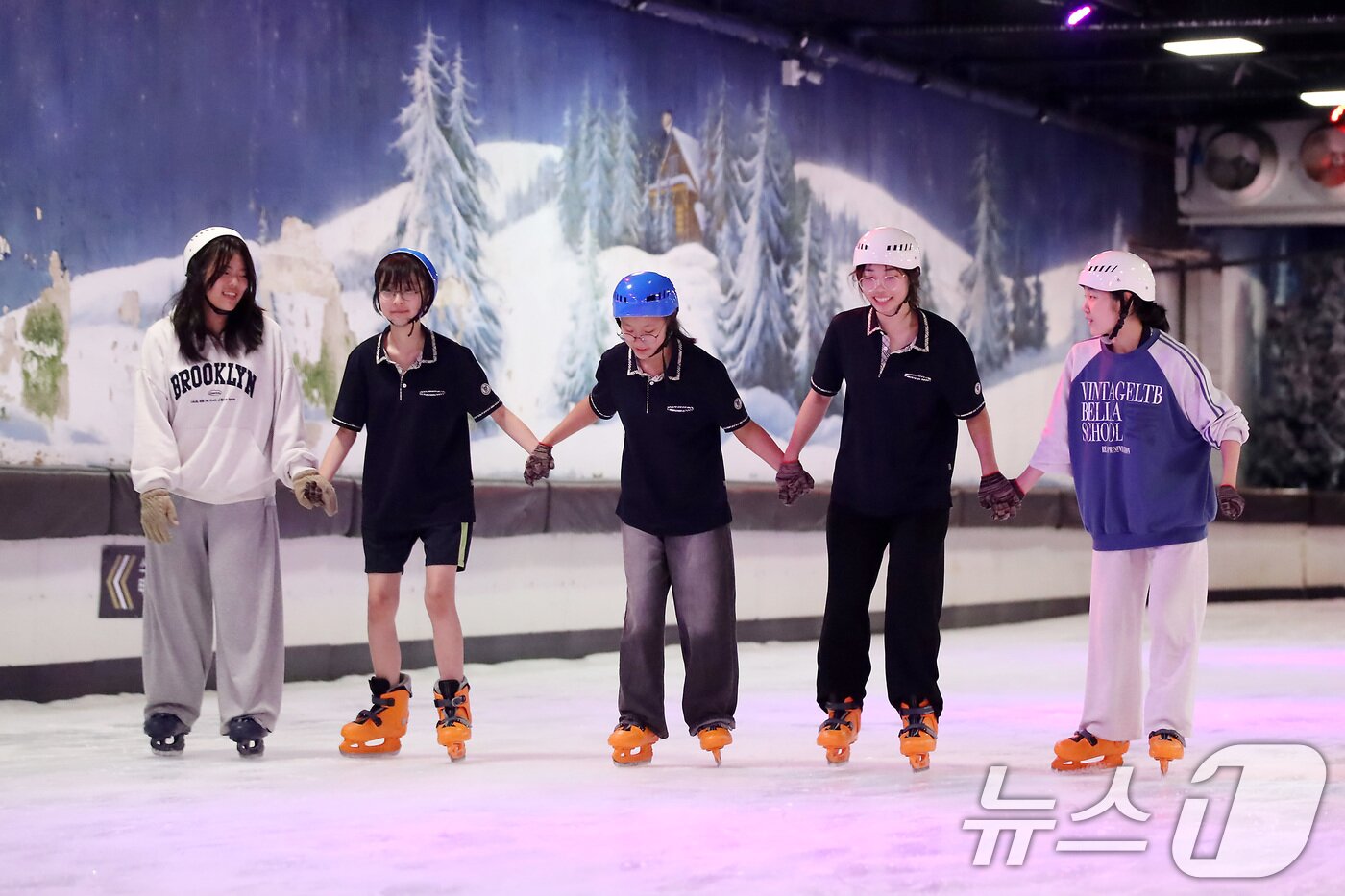 본문 이미지 - 전국 대부분 지역에 폭염 특보가 발효된 2일 오후 대구 달서구 테마파크 이월드 83타워 아이스링크를 찾은 청소년들이 무더위를 피해 스케이트를 즐기고 있다. 2025.7.2/뉴스1 ⓒ News1 공정식 기자