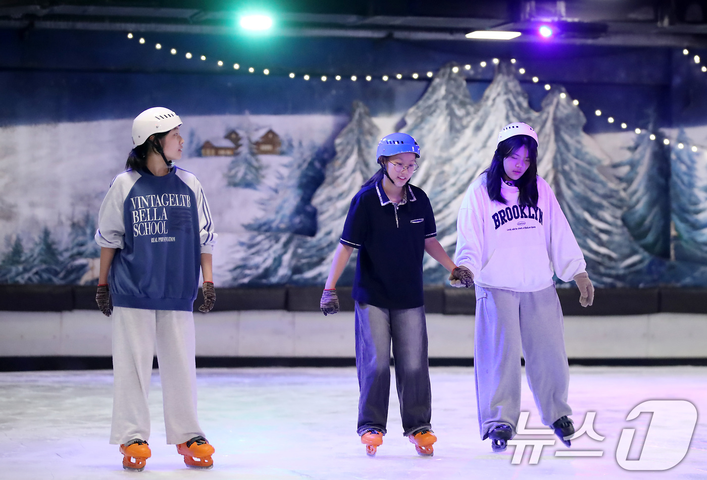 (대구=뉴스1) 공정식 기자 = 전국 대부분 지역에 폭염 특보가 발효된 2일 오후 대구 달서구 테마파크 이월드 83타워 아이스링크를 찾은 청소년들이 무더위를 피해 스케이트를 즐기고 …