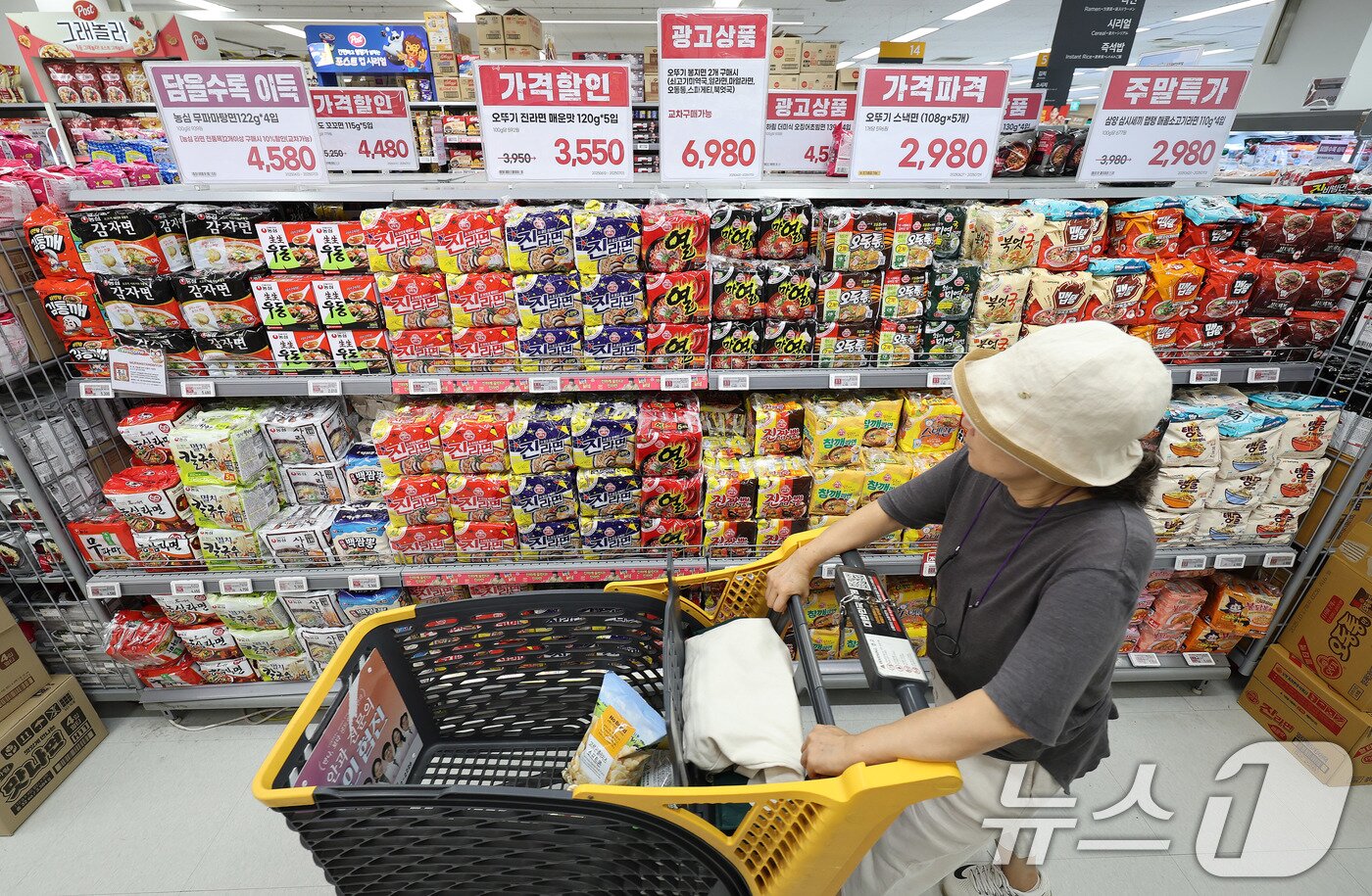 본문 이미지 - 통계청에 따르면 6월 소비자물가지수는 전년 동월 대비 2.2% 상승했다.  서울의 한 대형마트. 2025.7.2/뉴스1 ⓒ News1 박지혜 기자