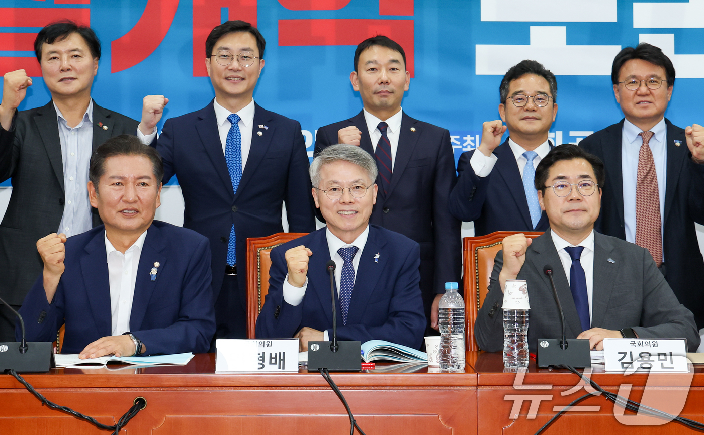 (서울=뉴스1) 안은나 기자 = 정청래(앞줄 왼쪽부터), 민형배, 박찬대 더불어민주당 의원이 2일 오후 서울 여의도 국회에서 열린 검찰개혁 토론회에서 기념 촬영하고 있다. 2025 …