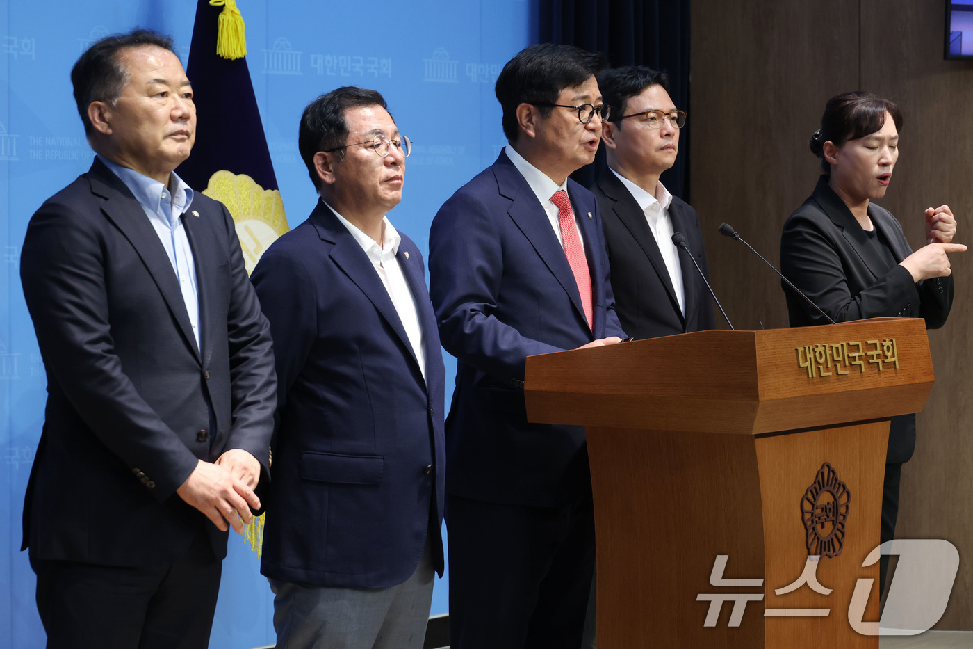 (서울=뉴스1) 이광호 기자 = 국회 과학기술정보방송통신위원회 소속 국민의힘 의원들이 2일 오후 서울 여의도 국회 소통관에서 기자회견을 열고 더불어민주당이 추진 중인 '방송 3법' …