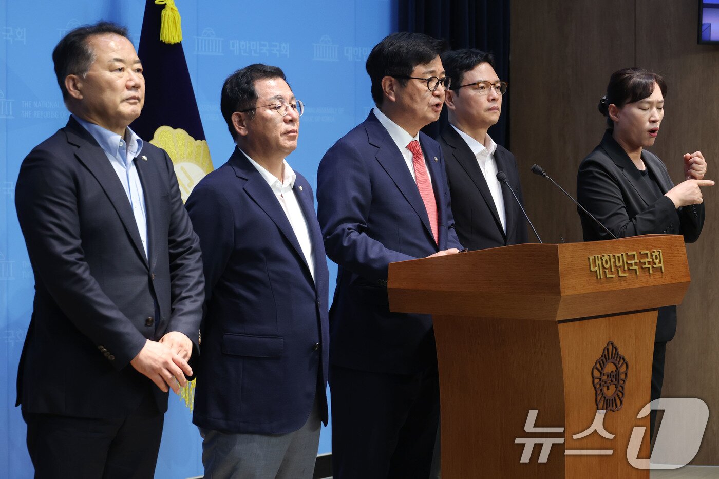 본문 이미지 - 국회 과학기술정보방송통신위원회 소속 국민의힘 의원들이 2일 오후 서울 여의도 국회 소통관에서 기자회견을 열고 더불어민주당이 추진 중인 &#39;방송 3법&#39;&#40;방송법·방송문화진흥회법·한국교육방송공사법 개정안&#41;에 대해 &#34;밀실·졸속·위헌 입법＂이라며 전면 폐기와 원점 재논의를 촉구하고 있다. 왼쪽부터 신성범, 이상휘, 김장겸, 박정훈 의원. 2025.7.2/뉴스1 ⓒ News1 이광호 기자