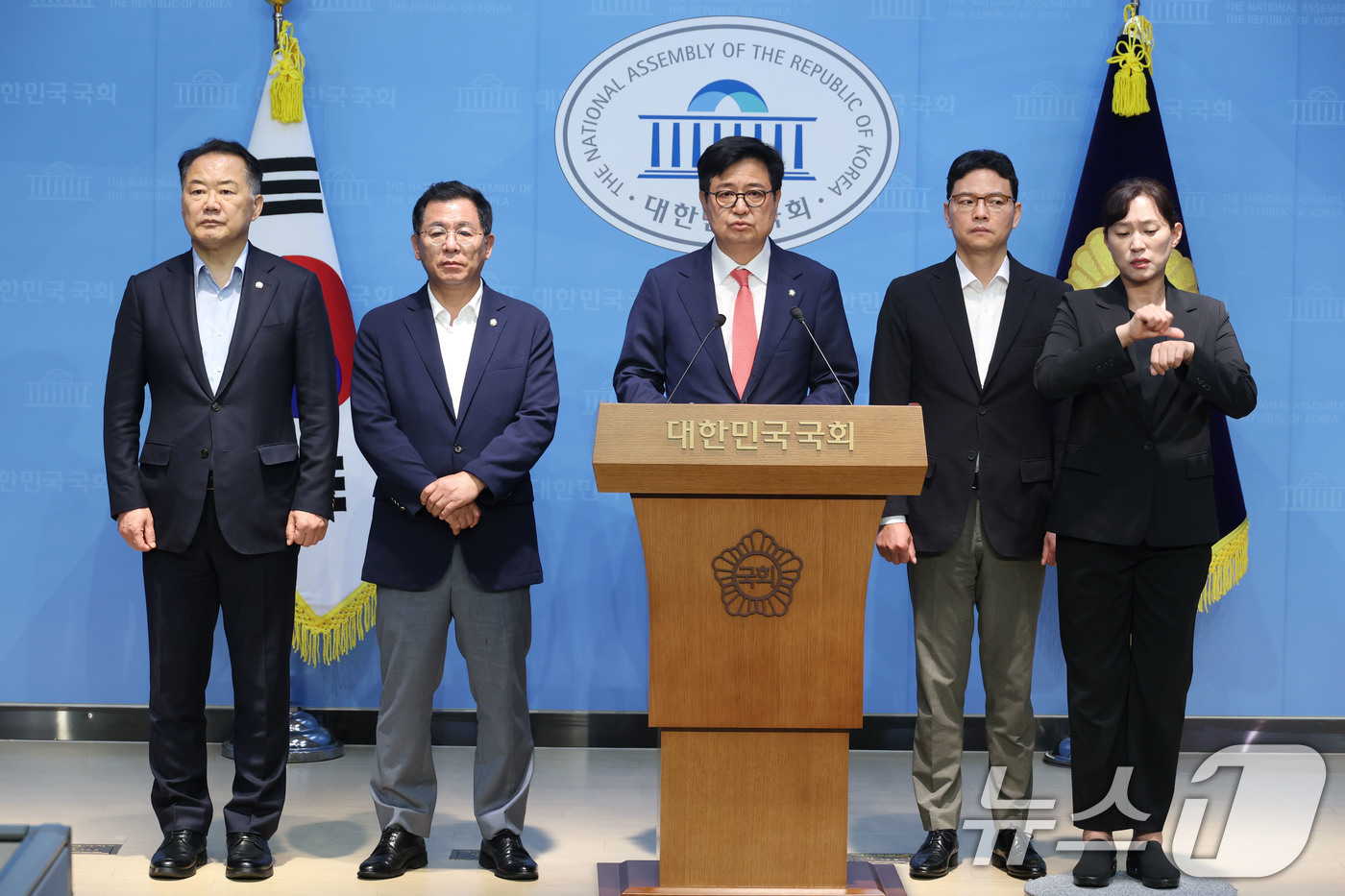 (서울=뉴스1) 이광호 기자 = 국회 과학기술정보방송통신위원회 소속 국민의힘 의원들이 2일 오후 서울 여의도 국회 소통관에서 기자회견을 열고 더불어민주당이 추진 중인 '방송 3법' …