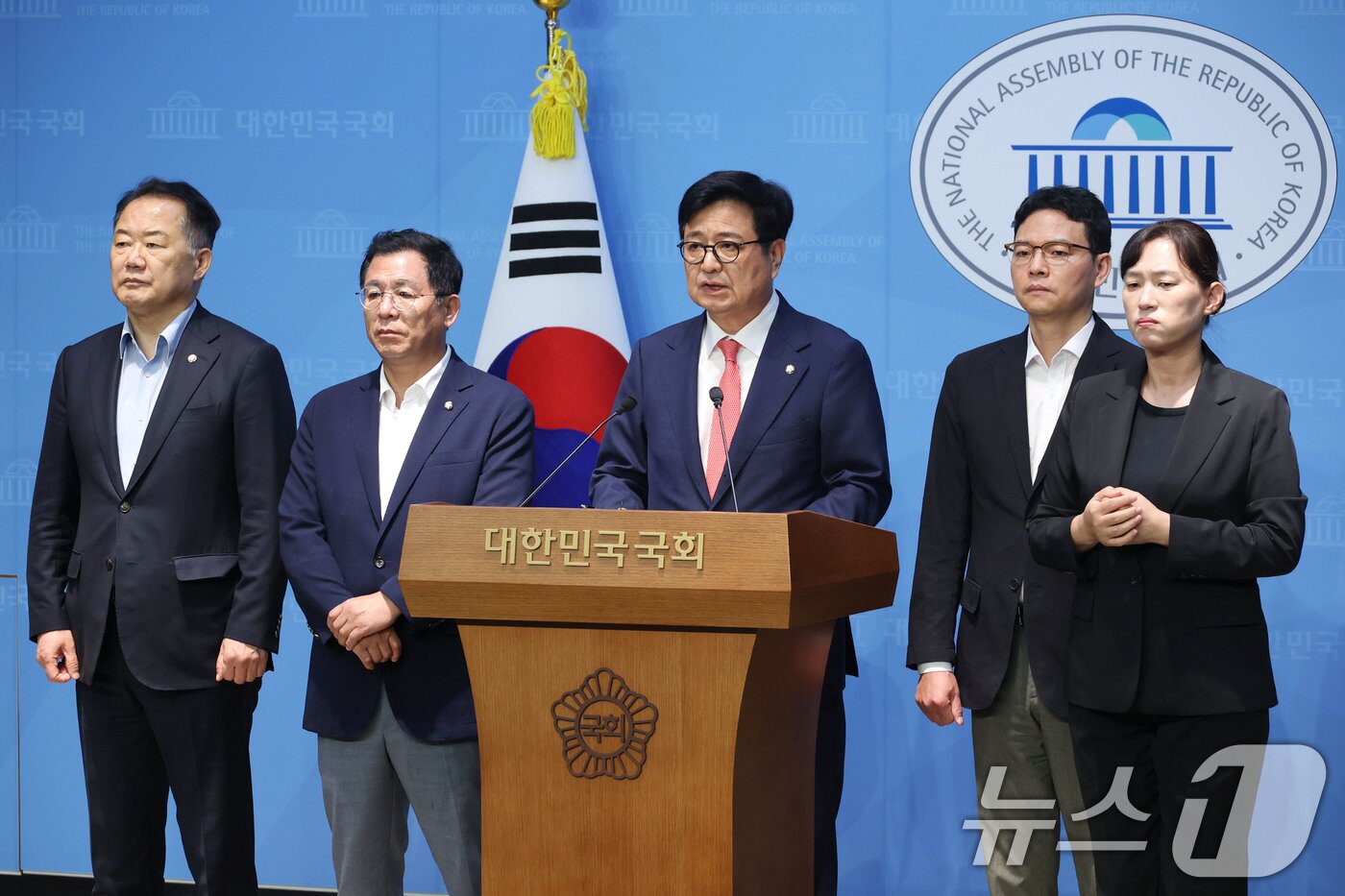 본문 이미지 - 국회 과학기술정보방송통신위원회 소속 국민의힘 의원들이 2일 오후 서울 여의도 국회 소통관에서 기자회견을 열고 더불어민주당이 추진 중인 '방송 3법'(방송법·방송문화진흥회법·한국교육방송공사법 개정안)에 대해 "밀실·졸속·위헌 입법＂이라며 전면 폐기와 원점 재논의를 촉구하고 있다. 왼쪽부터 신성범, 이상휘, 김장겸, 박정훈 의원. 2025.7.2/뉴스1 ⓒ News1 이광호 기자