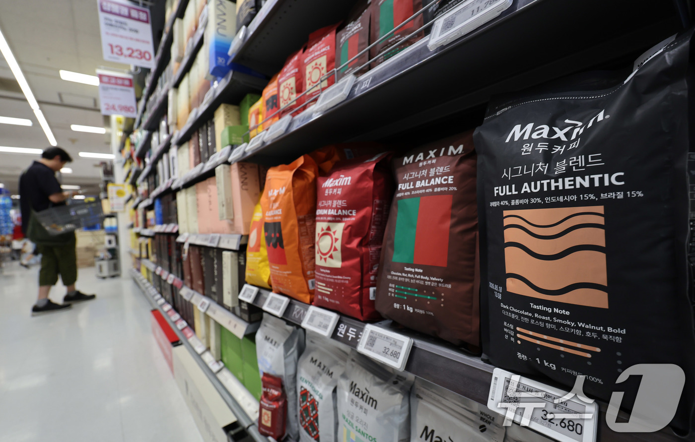 (서울=뉴스1) 박지혜 기자 = 2일 서울의 한 대형마트에 커피원두가 진열돼 있다. 장바구니 필수 품목인 라면과 달걀 가격이 일제히 큰 폭으로 오르면서 체감 물가 부담이 커지고 있 …