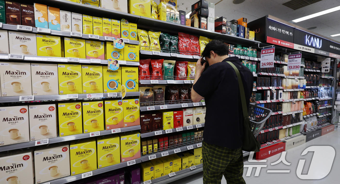(서울=뉴스1) 박지혜 기자 = 2일 서울의 한 대형마트에 커피가 진열돼 있다. 장바구니 필수 품목인 라면과 달걀 가격이 일제히 큰 폭으로 오르면서 체감 물가 부담이 커지고 있다. …