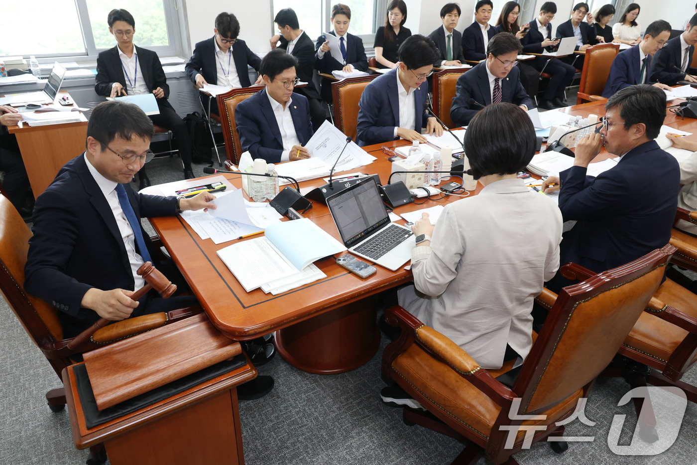 (서울=뉴스1) 이광호 기자 = 2일 오후 서울 여의도 국회에서 열린 예산결산특별위원회 제1차 2025년도 제2회 추가경정예산안 등 조정소위원회에서 한병도 위원장이 의사봉을 두드리 …