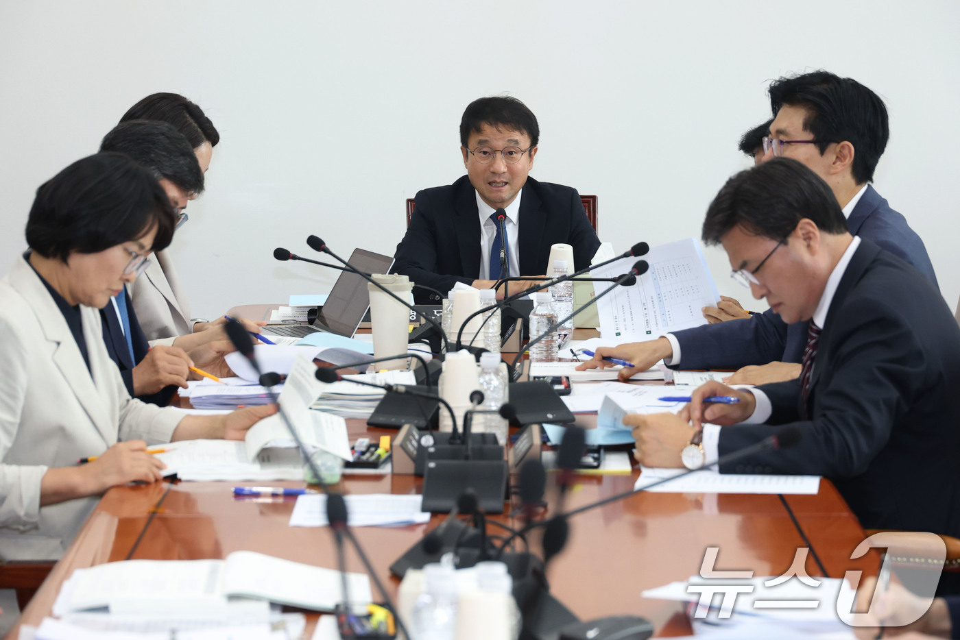 (서울=뉴스1) 이광호 기자 = 2일 오후 서울 여의도 국회에서 열린 예산결산특별위원회 제1차 2025년도 제2회 추가경정예산안 등 조정소위원회에서 한병도 위원장이 발언하고 있다. …