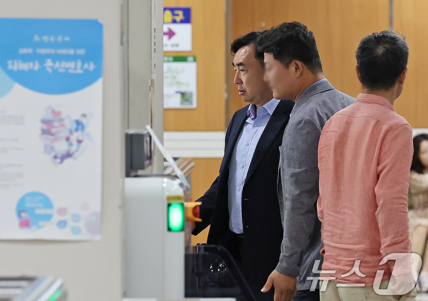 (서울=뉴스1) 장수영 기자 = 더불어민주당 전당대회 돈 봉투 사건으로 복역하다 보석 석방된 윤관석 전 의원이 2일 오후 서울 서초구 서울고등법원에서 열린 뇌물수수 등 혐의 관련 …