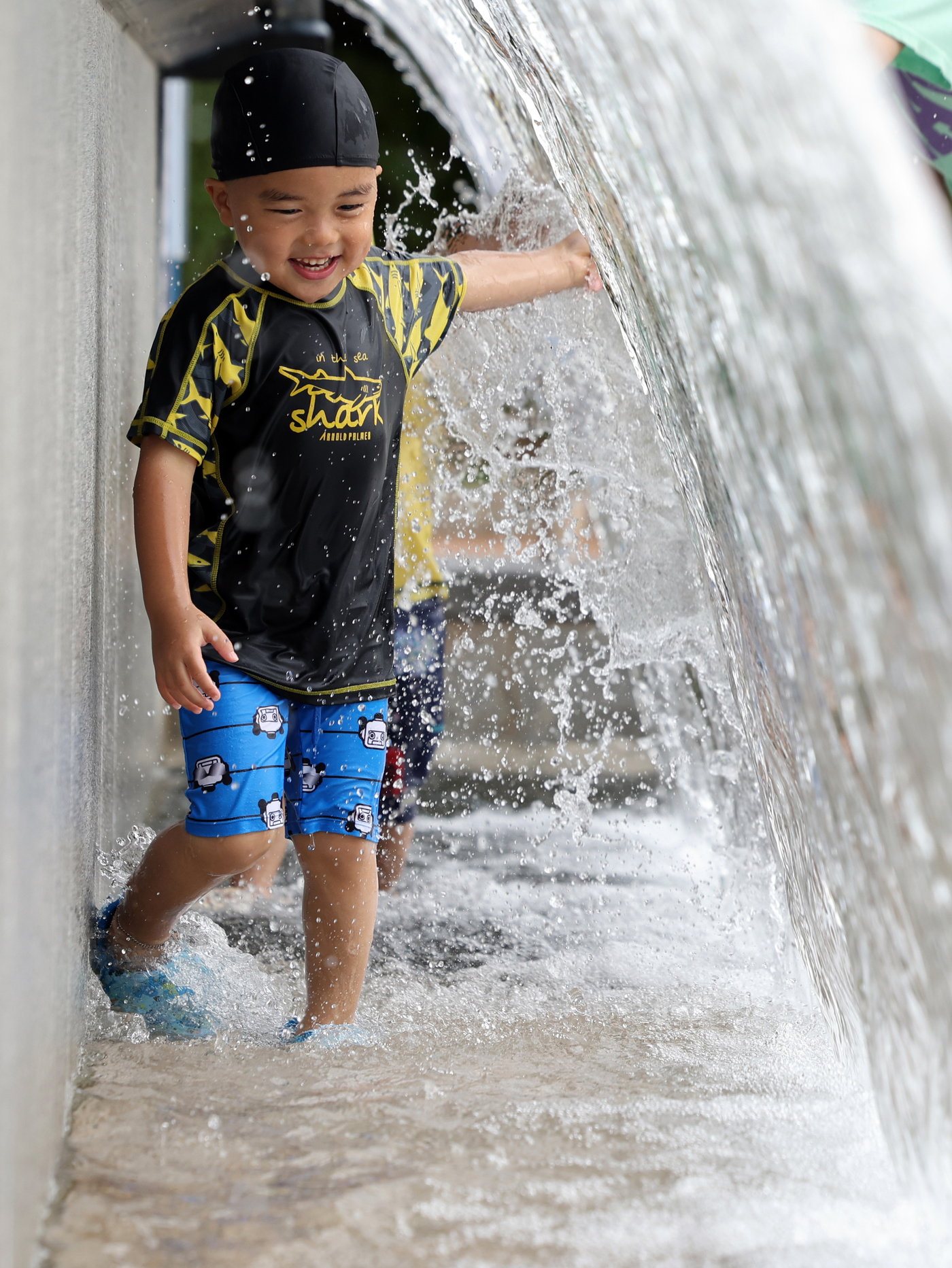 (고양=뉴스1) 황기선 기자 = 무더위가 이어진 2일 경기도 고양시 일산 호수공원 노래하는 분수대에서 어린이가 물놀이를 하며 더위를 식히고 있다. 2025.7.2/뉴스1