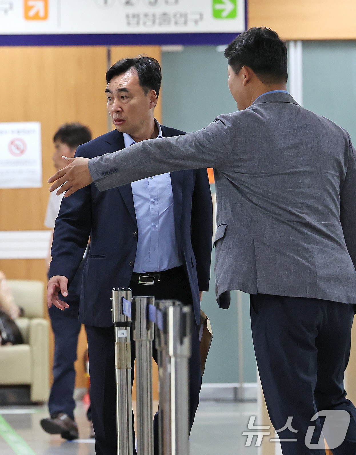 (서울=뉴스1) 장수영 기자 = 더불어민주당 전당대회 돈 봉투 사건으로 복역하다 보석 석방된 윤관석 전 의원이 2일 오후 서울 서초구 서울고등법원에서 열린 뇌물수수 등 혐의 관련 …