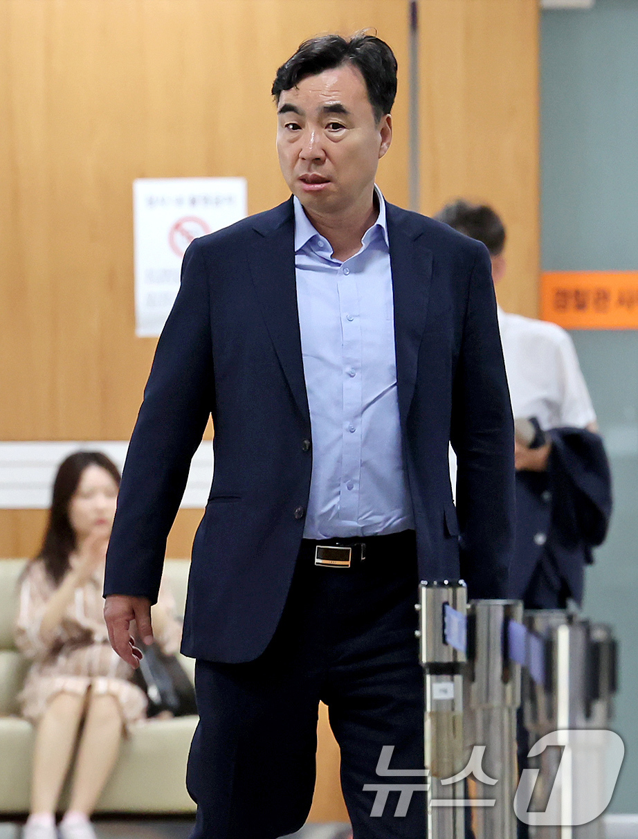 (서울=뉴스1) 장수영 기자 = 더불어민주당 전당대회 돈 봉투 사건으로 복역하다 보석 석방된 윤관석 전 의원이 2일 오후 서울 서초구 서울고등법원에서 열린 뇌물수수 등 혐의 관련 …